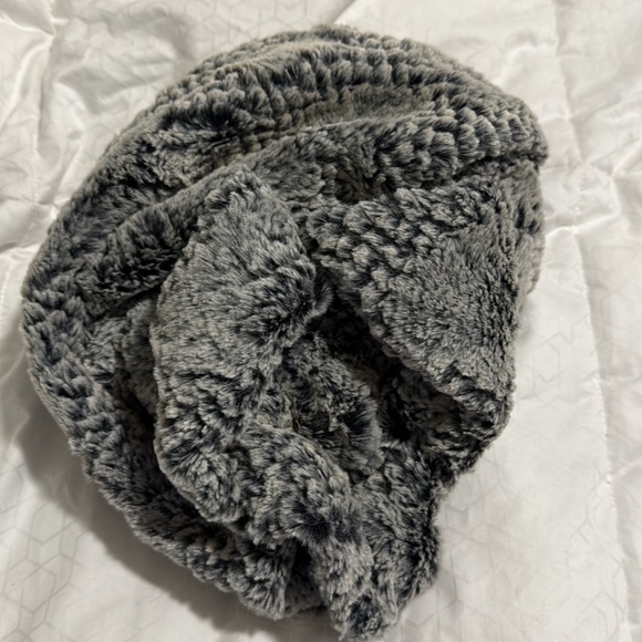 NWOT LOFT Vintage Faux Fur Infinity Scarf in Grey Tones, never worn - Picture 4 of 4